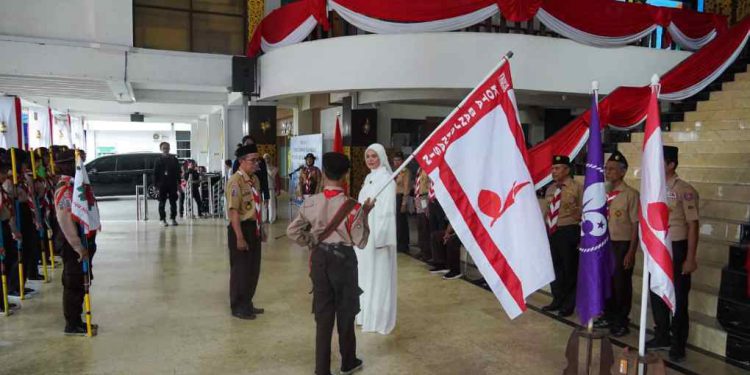 Wakil Walikota Banjarmasin Hj Ananda saat melepas 51 Anggota Kwarcab Banjarmasin untuk Jamda Kalsel 2025. (foto : shn/seputaran)