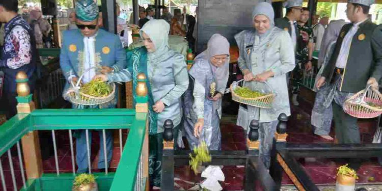 Walikota Banjarmasin HM Yamin dan istri Neli Listriani bersama Wakil Walikota Banjarmasin Hj Ananda saat tabur bunga di makam Sultan Suriansyah. (foto : shn/seputaran)