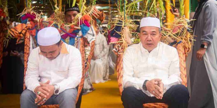 Sekdaprov Kalsel M Syarifuddin saat ikut Baayun Maulid di Masjid Keramat Al-Mukarromah, Benua Halat Kiri, Tapin. (foto : Adpim Kalsel)
