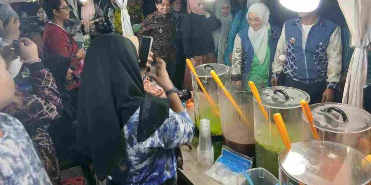 Wagub Kalsel H Hasnuryadi Sulaiman bersama Walikota Banjarmasin HM Yamin saat meninjau Bakul Fest. (foto : shn/seputaran)