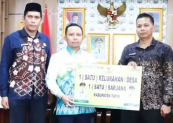 Bupati Tapin Serahkan Beasiswa Satu Desa Satu Sarjana
