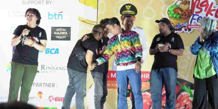 Walikota Banjarmasin HM Yamin bersalaman dengan komika peserta Stand Up Commedy. (foto : shn/seputaran)