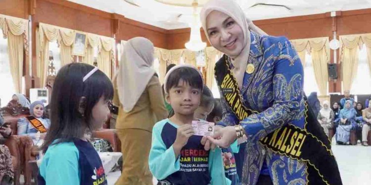 Bunda PAUD Kalsel Hj Fathul Jannah Muhidin menyerahkan KIA di sela Rakor Bunda PAUD 2025 di Gedung Mahligai Pancasila. (foto : Adpim Kalsel)
