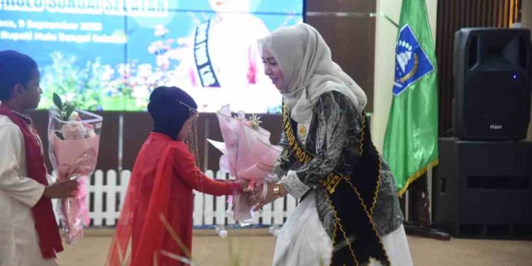 Bunda PAUD Kalsel Hj Fathul Jannah Muhidin saat menerima bucket bunga saat menghadiri pelantikan Pokja Bunda PAUD HSS. (foto : Adpim Kalsel)