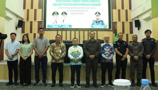 Bupati Tapin H Yamani foto bersama di sela r penyuluhan hukum dan penerangan hukum terhadap pengelolaan keuangan daerah di Aula Kantor Bupati Tapin. (foto : istimewa)