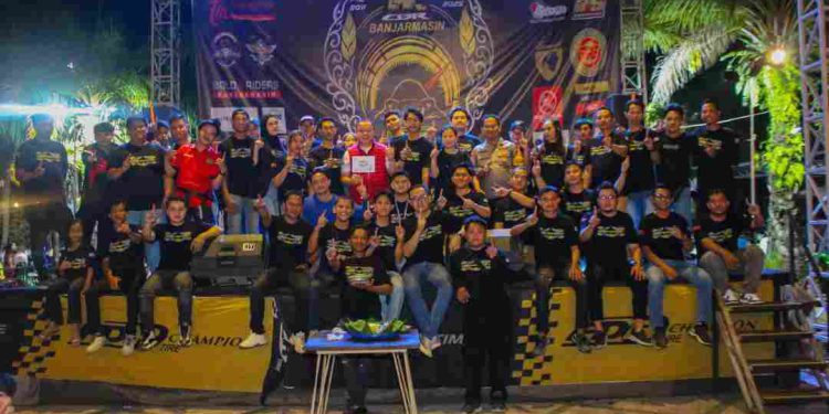 Perayaan Anniversary CBR Banjarmasin ke-14 berlangsung semarak di Halaman Balai Kota Banjarmasin, menghadirkan puluhan bikers yang tergabung dalam komunitas Honda dari berbagai daerah. (foto : istimewa)