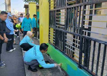 Walikota Banjarmasin Bersama Istri Cat Pagar Fasilitas Umum