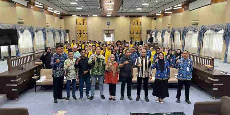 Bapemperda DPRD Banjarmasin foto bersama dengan peserta uji publik dua Raperda. (foto : sna/seputaran)