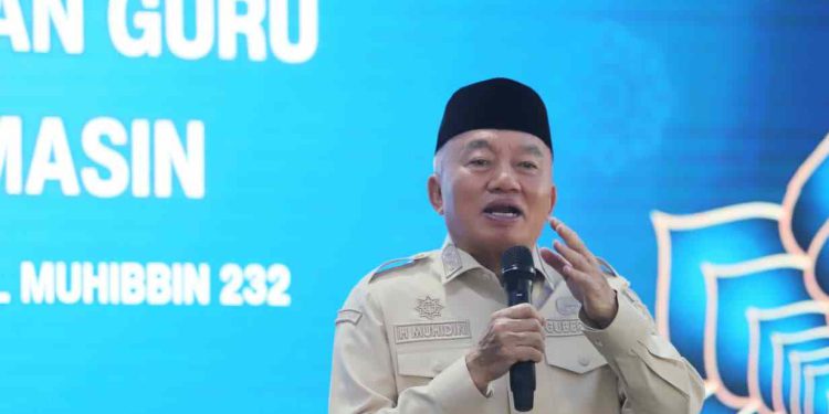 Gubernur Kalsel H Muhidin saat memberikan sambutan pada silaturahmi dan doa bersama dengan para alim ulama dan tuan guru di Taman Nurul Muhibbin. (foto : Adpim Kalsel)