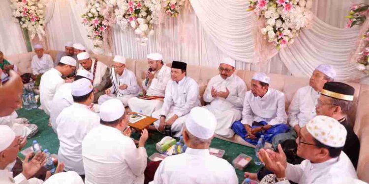 Wagub Kalsel H Hasnuryadi Sulaiman saat menghadiri haul Jama Wali Lima. (foto : Adpim Kalsel)