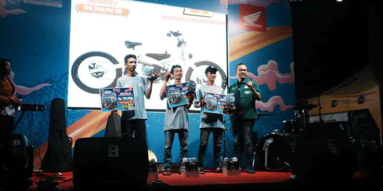 Main Dealer Honda PT Trio Motor sukses menggelar ajang modifikasi motor terbesar di Kalselteng, Honda Modif Contest (HMC) 2025, di Lapangan Murjani, Banjarbaru. (putza/smr)