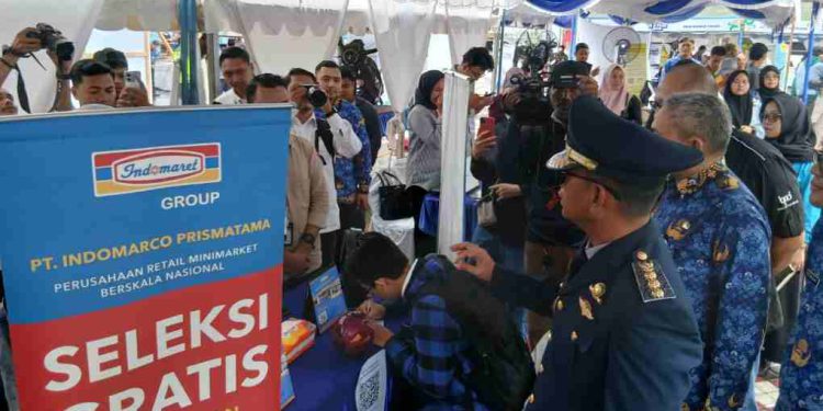 Pencari kerja saat mendaftar lowongab pekerjaan yang disediakan dalam Job Fair di Halaman  Balai Kota Banjarmasin. (foto : shn/seputaran)