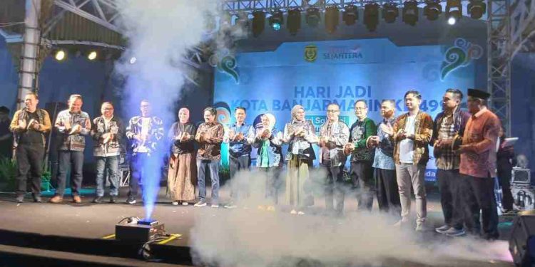 Wagub Kalsel H Hasnuryadi Sulaiman bersama Walikota Banjarmasin HM Yamin HR bersama jajaran saat kick off Harjad ke-499 Banjarmasin. (foto : shn/seputaran)
