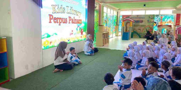 TK Barurrahmah wisata literasi ke Perpustakaan Anak Palnam Dispersip Kalsel. (foto : istimewa)