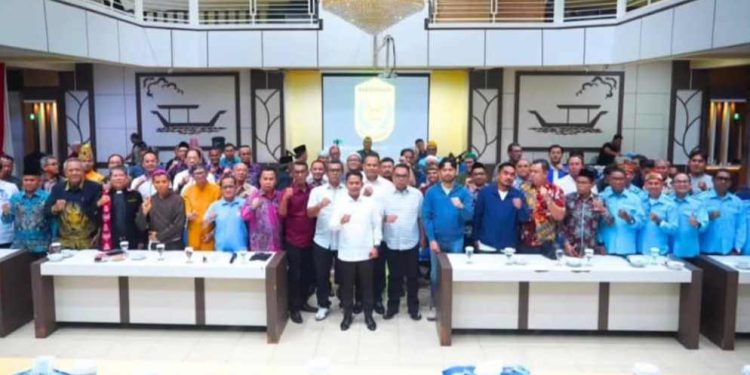 Walikota Banjarmasin HM Yamin foto bersama tokoh agama dan masyarakat, serta anggota DPRD Banjarmasin. (foto : shn/seputaran)