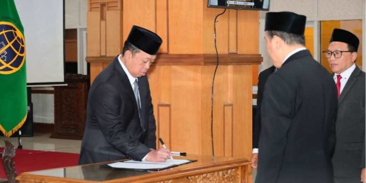 Menteri ATR/Kepala BPN Nusron Wahid saat melantik pejabat struktural. (foto : Biro Humas ATR/BPN)