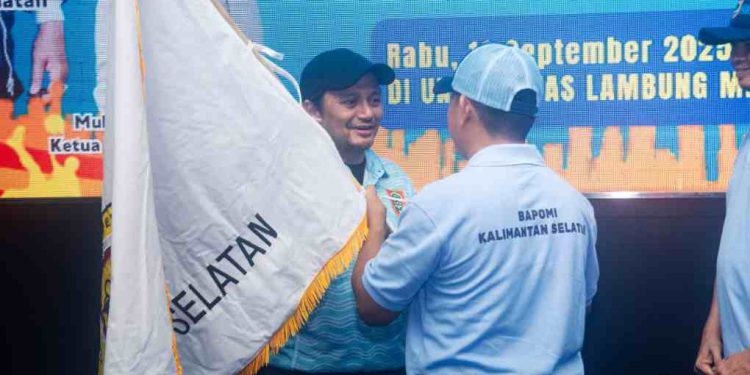 Wagub Kalsel H Hasnuryadi Sulaiman saat melepas atlet mahasiswa kontingen untuk POMNAS. (foto : Adpim Kalsel)