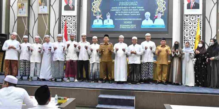 Walikota Banjarmasin HM Yamin foto bersama dengan santri dan santriwati yang akan menempuh pendidikan ke Timur Tengah. (foto : shn/seputaran)