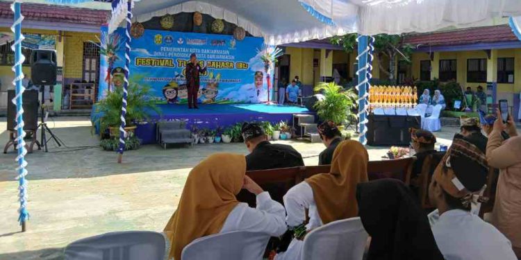 Peserta lomba pidato bahasa Banjar pada FTBI SMP se Banjarmasin. (foto : shn/seputaran)