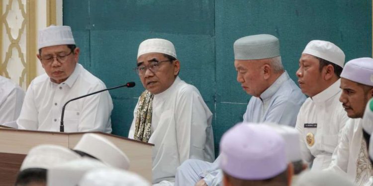 Gubernur Kalsel H Muhidin menghadiri peringatan Maulid Nabi Muhammad SAW bersama KH Muhammad Bakhiet AM (Guru Bakhiet) di Masjid Bustanul Muhibbin. (foto : Adpim Kalsel)