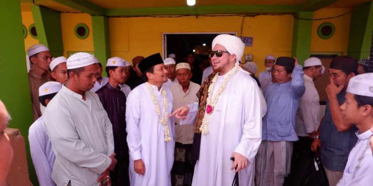 Wagub Kalsel H Hasnuryadi Sulaiman bersama Habib Jindan saat hadiri Maulid Nabi Muhammad SAW di  Pondok Pesantren Syekh Muhammad Arsyad Al-Banjary. (foto : Adpim Kalsel)