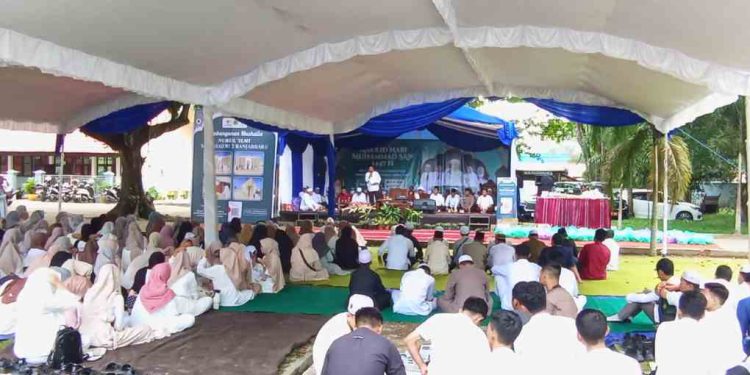Lelang atau Saprah Amal yang dirangkai dengan kegiatan Tabligh Akbar dalam rangka Maulid Nabi Muhammad SAW, di Halaman SMAN 2 Banjarbaru. Ifoto : Adpim Kalsel)