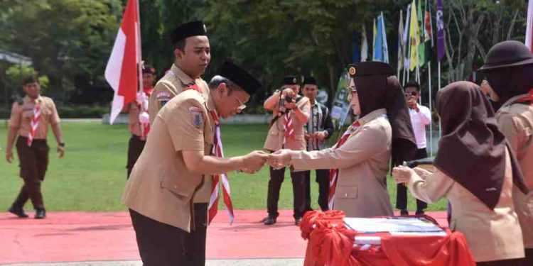 Ketua Kwarda Pramuka Kalsel Hj. Fathul Jannah Muhidin saat melantik Mabida, Kwarcab dan LPK Gerakan Pramuka Tabalong. (foto : Adpim Kalsel)