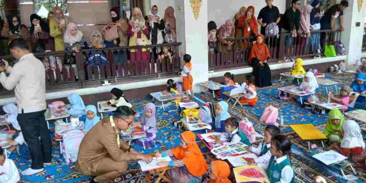 Walikota Banjarmasin HM Yamin saat melihat lomba mewarna anak dalam rangka Harjad Banjarmasin. (foto : shn/seputaran)