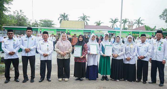 Ketua TP PKK Tapin Hj Faridah Yamani foto bersama di sela penyelenggaraan OMI jenjang MI, MTs, dan MA Tingkat Kabupaten Tapin, di MAN 1 Tapin. (foto : istimewa)