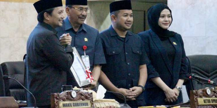 Wagub Kalsel Hasnuryadi Sulaiman bersalaman genggam tangan Ketua DPRD Kalsel H Supian HK saat Rapat Paripurna di DPRD Kalsel. (foto : Adpim Kalsel)