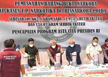 Gubernur bersama Kapolda Kalsel Blender Sabu dan Ekstasi