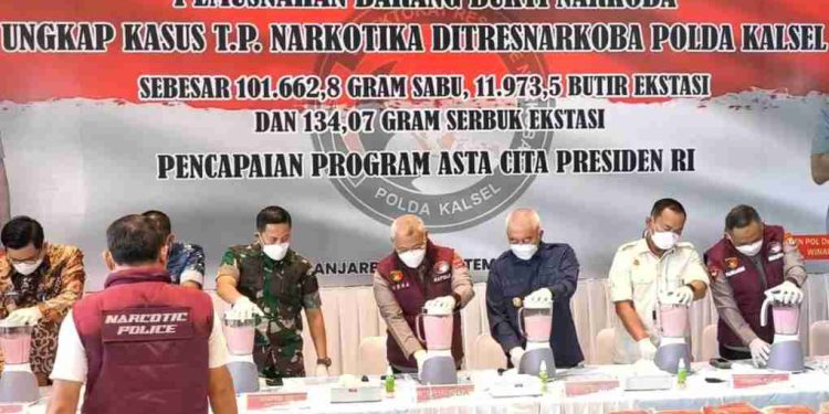 Kapolda Kalsel Irjen Pol Rusyanto Yudha bersama Gubernur Kalsel H. Muhidin dan unsur Forkompinda saat memblender barang bukti sabu dan ekstasi pada pemusnahan barang bukti narkoba di Mapolda Kalsel. (foto : istimewa)