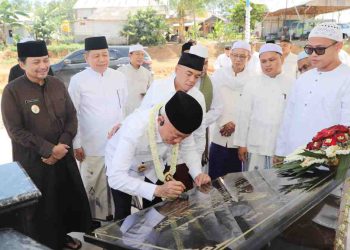 Gubernur dan Wagub Kalsel Resmikan Dua Masjid di Tanah Laut