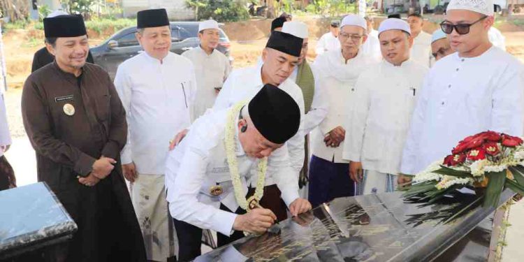 Gubernur dan Wakil Gubernur Kalsel H Muhidin - H Hasnuryadi Sulaiman saat peresmian Masjid di Tanah Laut. (foto : Adpim Kalsel)