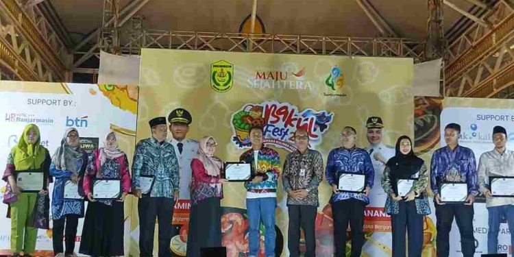 Walikota Banjarmasin HM Yamin saat penyerahan sertifikat Non-Litigation Peacemaker (NLP) kepada sembilan Lurah di  Banjarmasin saat peresmian Posbakum  (foto :shn/seputaran)