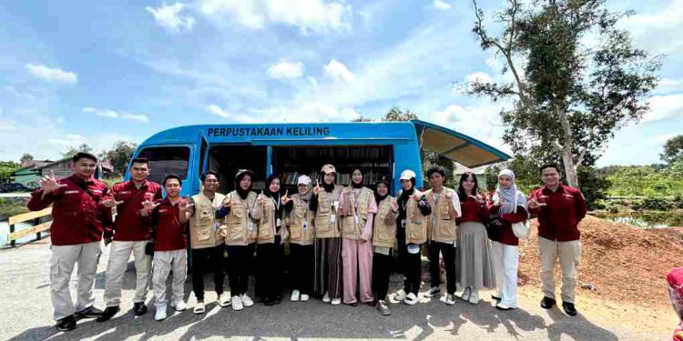Kegiatan perpustakaan keliling yang dilakukan di Desa Tanipah oleh Dispersip Kalsel dengan menggandeng mahasiswa UIN Antasari Banjarmasin. (foto : istimewa)