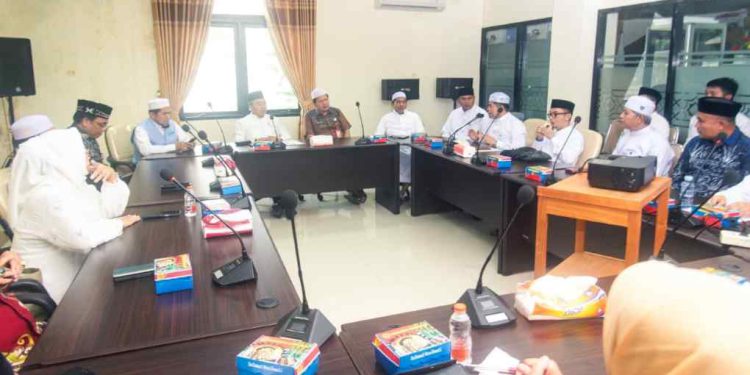 Sekdaprov Kalsel, Muhammad Syarifuddin (Ketua Umum LPTQ Kalsel) menghadiri Rapat Pengurus LPTQ di Sekretariat LPTQ Kalsel. (foto : Adpim Kalsel)