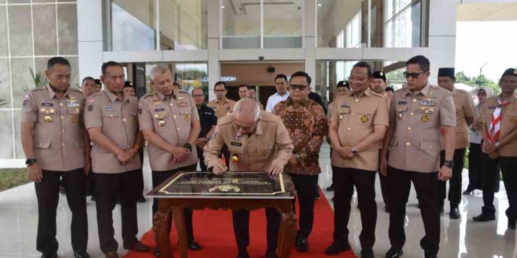Gubernur Kalsel H Muhidin tandatangani prasasti tanda peresmian KCM di Tanjung. (foto : Adpim Kalsel)