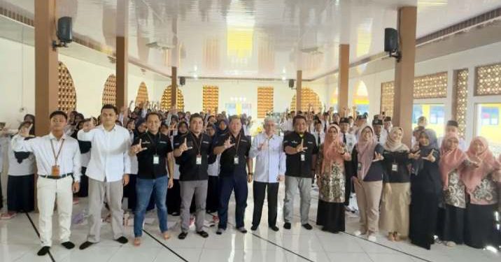 Bank Kalsel KCP Syariah Batulicin dan OJK Kalsel Roadshow Edukasi Keuangan di MTsN 3 Tanah Bumbu. (foto : istimewa)
