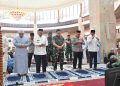 Gubernur Muhidin Salat Jumat Berjemaah dengan Forkopimda dan Masyarakat di Masjid Raya Sabilal Muhtadin 