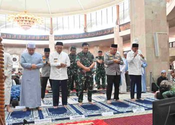 Gubernur Muhidin Salat Jumat Berjemaah dengan Forkopimda dan Masyarakat di Masjid Raya Sabilal Muhtadin 