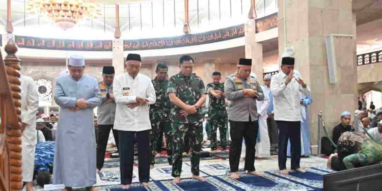 Gubernur Kalsel H Muhidin salat Jum'at berjamaah dengan  Forkopimda Kalsel dan masyarakat di Masjid Raya Sabilal Muhtadin. (foto : Adpim Kalsel)