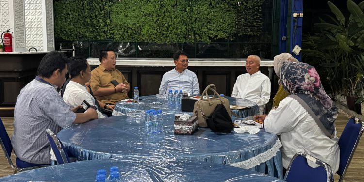 Gubernur Kalsel H Muhidin saat menerima silaturahmi KPU Kalsel dan jajaran. (foto : Adpim Kalsel)