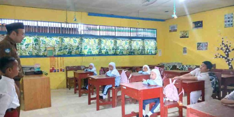 Dinkes Banjarmasin saat sosialisasi penyakit cacingan ke sekolah. (foto : shn/seputaran)