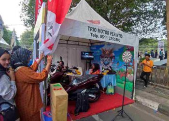 Trio Motor Suguhkan Dartboard dan Souvenir Untuk Pengunjung