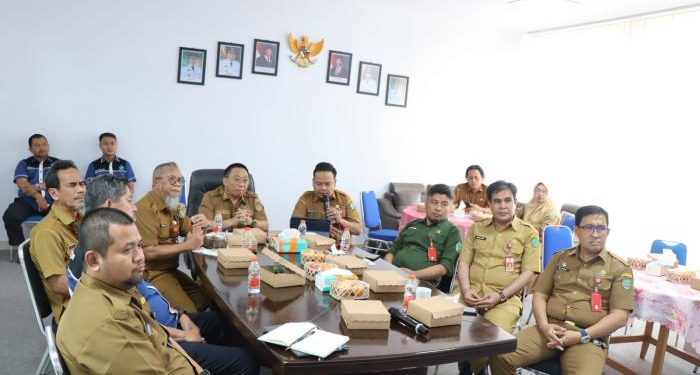 Wabup Tapin H Juanda saat menghadiri  rapat bersama tim konsultan di Aula Bappelitbang Tapin. (foto : istimewa)