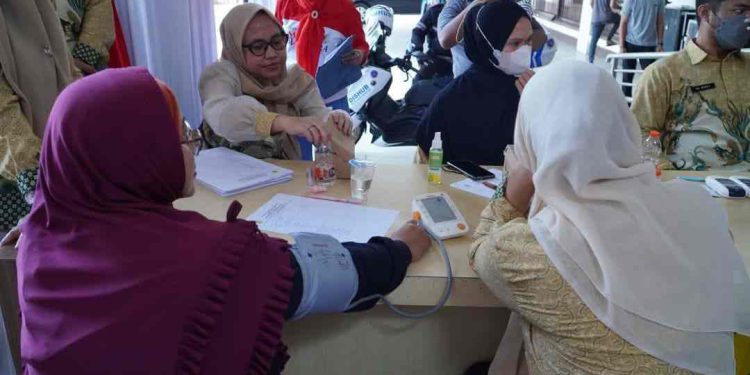 Petugas Dinkes Banjarmasin saat melakukan tes HIV/AIDS. (foto : shn/seputaran)