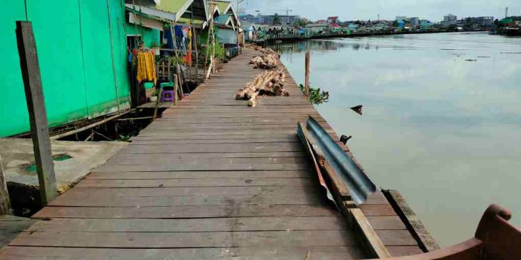 Perbaikan titian Kampung Hijau yang digenjot pengerjaannya. (foto : shn/seputaran)