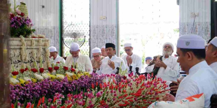 Wagub Kalsel H Hasnuryadi Sulaiman saat ikut prosesi Haul ke-13 KH Ahmad Bakeri. (foto : Adpim Kalsel)