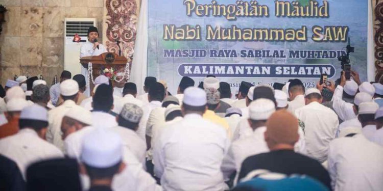 Wagub Kalsel H Hasnuryadi Sulaiman saat sambutan pada peringatan Maulid Nabi Muhammad SAW di ruang induk Masjid Raya Sabilal Muhtadin. (foto : Adpim Kalsel)